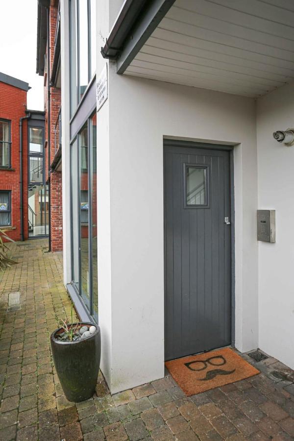 Funky City Apartment - Secure Parking - Wifi - Sleeps 6 - No Parties Belfast Buitenkant foto