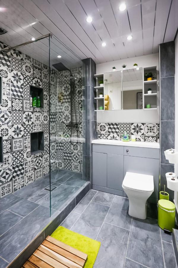 Funky City Apartment - Secure Parking - Wifi - Sleeps 6 - No Parties Belfast Buitenkant foto