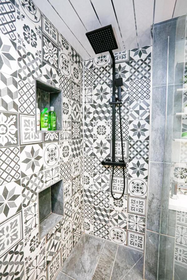 Funky City Apartment - Secure Parking - Wifi - Sleeps 6 - No Parties Belfast Buitenkant foto