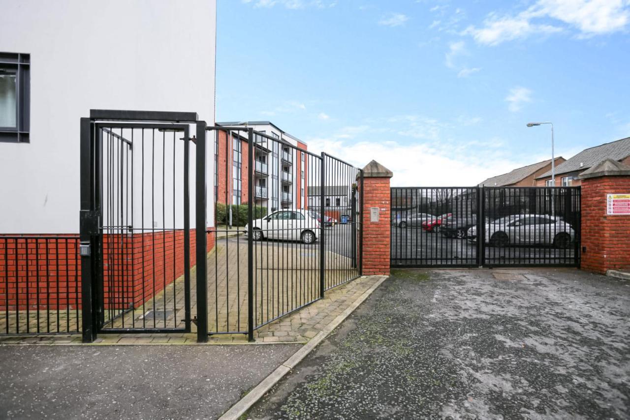 Funky City Apartment - Secure Parking - Wifi - Sleeps 6 - No Parties Belfast Buitenkant foto