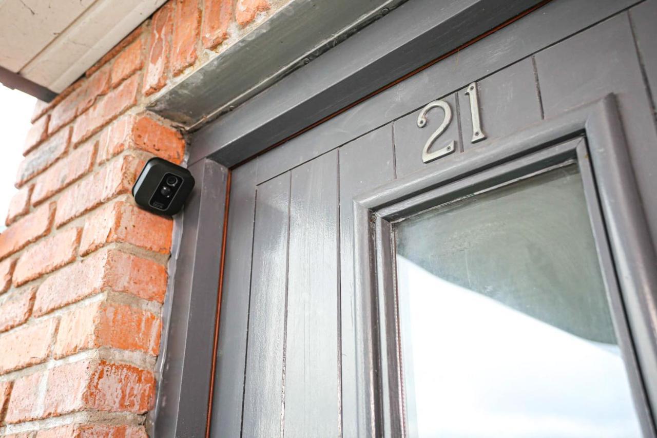 Funky City Apartment - Secure Parking - Wifi - Sleeps 6 - No Parties Belfast Buitenkant foto
