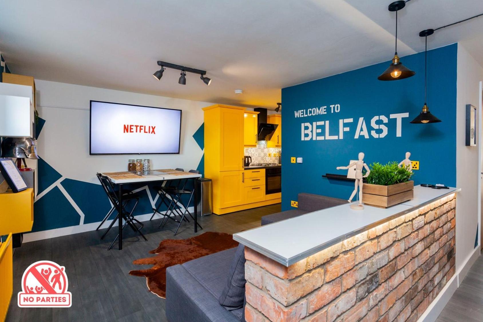 Funky City Apartment - Secure Parking - Wifi - Sleeps 6 - No Parties Belfast Buitenkant foto