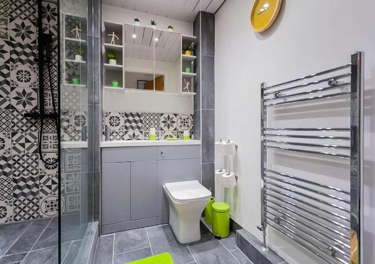 Funky City Apartment - Secure Parking - Wifi - Sleeps 6 - No Parties Belfast Buitenkant foto