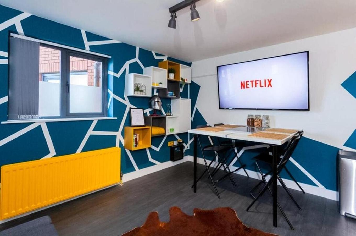 Funky City Apartment - Secure Parking - Wifi - Sleeps 6 - No Parties Belfast Buitenkant foto