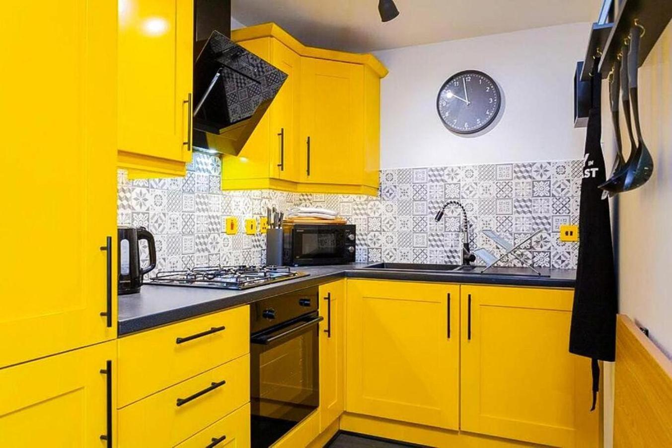 Funky City Apartment - Secure Parking - Wifi - Sleeps 6 - No Parties Belfast Buitenkant foto